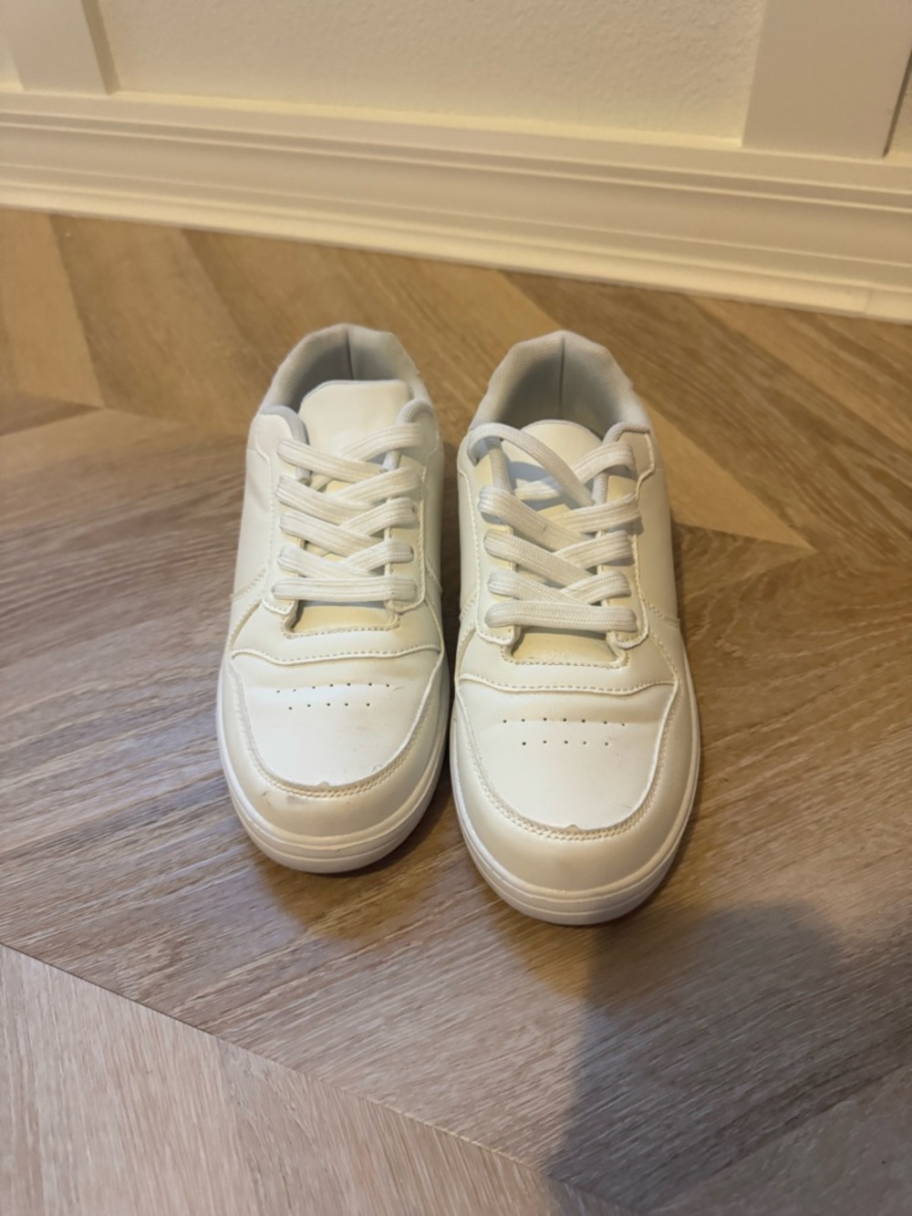 White Minimal Sneakers | Low Top Lace Up | Casual Everyday | Size 8